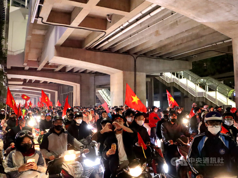 越南5日晚間拿下2024年東協足球錦標賽冠軍，摩托車大軍拿著國旗上街狂歡，越南將此般慶祝足球贏球的現象稱為「滴胞」（di bao），比喻慶祝人潮所到之處就像在颳颱風一樣。中央社記者陳家倫河內攝  114年1月6日