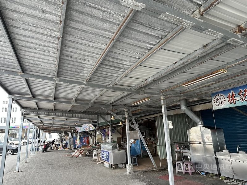 花蓮漁港舊有假日魚市共9戶攤商,營運近30年,以經營販售水產魚鮮、熟食、小吃店家為主,鐵皮搭建而成,因用地屬港務公司、營業用地不符,拆遷問題屢被提及;縣府在向日廣場旁新建觀光魚市安置。中央社記者李先鳳攝 114年1月6日