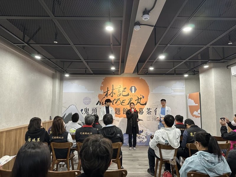 花蓮漁港旁的向日廣場曾是民眾拍照打卡熱門點,歷經漁會與業者因合約糾紛等因素沉寂多年,6日1家老字號魚丸業者進駐,縣府農業處長陳淑雯(後中)到場祝賀。中央社記者李先鳳攝 114年1月6日