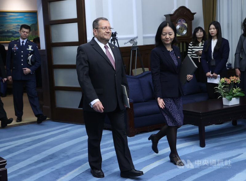 瓜地馬拉共和國新任駐台特命全權大使艾特維(Luis Raúl Estévez López)(中)6日在總統府呈遞到任國書,艾特維表示,到任國書呈遞象徵瓜地馬拉相當珍惜兩國邦誼,並有意維繫強化雙邊關係。中央社記者鄭傑文攝 114年1月6日
