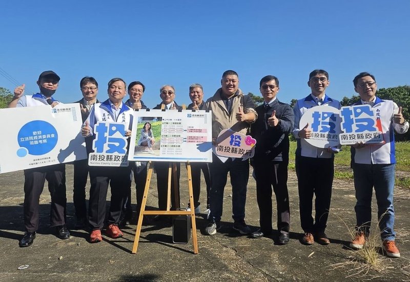 立法院經濟委員會6日考察南投縣竹山鎮南雲產業園區申請設置案，國民黨立委游顥（右4）說，園區若獲核准，預計15家至20家廠商進駐，每年為地方增加新台幣11億元產值，創造1200個就業機會。（游顥團隊提供）中央社記者蕭博陽南投縣傳真  114年1月6日