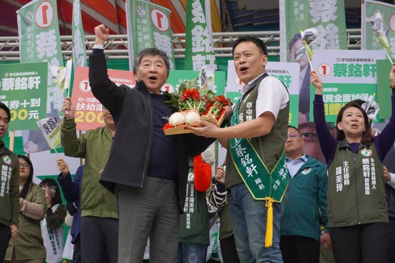 民進黨草屯鎮長補選參選人蔡銘軒（前右）5日成立競選總部，行政院政務委員陳時中（前左）站台力挺。（蔡銘軒競選總部提供）中央社記者蕭博陽南投縣傳真 114年1月6日