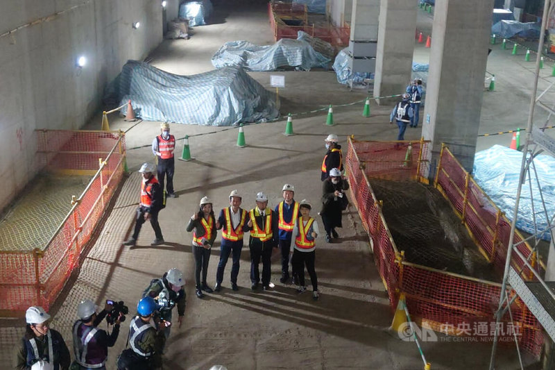 立法院交通委員會6日考察台南鐵路地下化工程,台南車站穿堂層施工狀況樣貌首度透過媒體曝光。中央社記者楊思瑞攝 114年1月6日