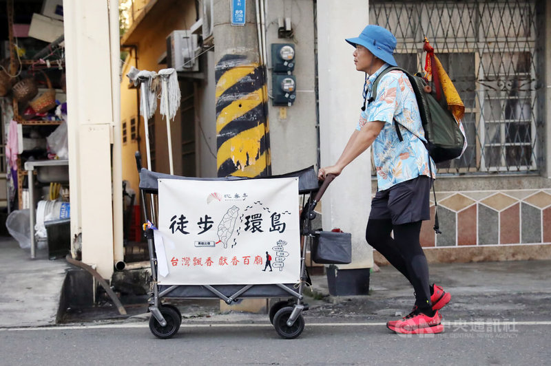 高雄市製香師林宏歷（圖）有感近年天災頻傳，盼以實際行動搭配自身專業為台灣祈福，他6日從小港區出發環島，期間選擇767間廟宇參訪，並推著拖車載運「台灣飄香」平均分配捐贈廟宇。中央社記者張已亷攝  114年1月6日