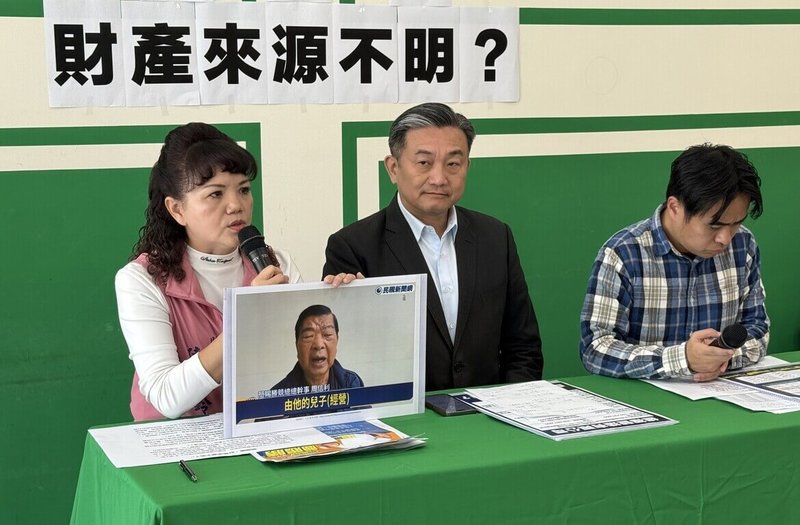 民進黨南投縣黨部主委陳玉鈴(左起)、黨籍立委王定宇、縣黨部發言人陳紀衡6日舉行記者會指出,國民黨草屯鎮長補選參選人簡賜勝夫妻2014年後登記不動產總值破新台幣億元、總面積近萬平方公尺,現金存款1890萬元、股票證券1048萬元,質疑財產來源不明。(民眾提供)中央社記者蕭博陽南投縣傳真 114年1月6日