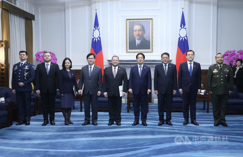 總統賴清德(左6)6日上午在總統府,接受瓜地馬拉共和國新任駐台特命全權大使艾特維(Luis Raúl Estévez López)(左5)呈遞到任國書,並與總統府祕書長潘孟安(左7)、外交部長林佳龍(左4)等合影留念。中央社記者鄭傑文攝 114年1月6日