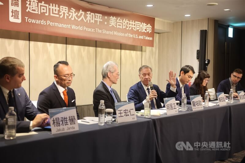 美國前國務卿蓬佩奧(左4)6日出席福和會「邁向世界永久和平:美台的共同使命」論壇,和與會者共同討論美台關係等相關議題,並回應提問。中央社記者趙世勳攝 114年1月6日