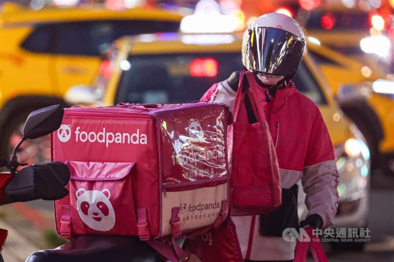 圖為台北市大安區的foodpanda外送員。（中央社檔案照片）