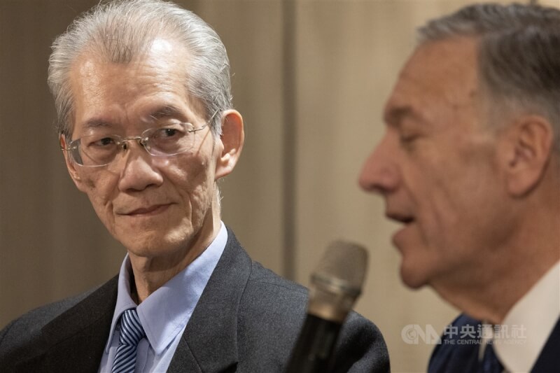 美國前國務卿蓬佩奧(右)回應政治學者明居正(左)等人提問。中央社記者趙世勳攝 114年1月6日