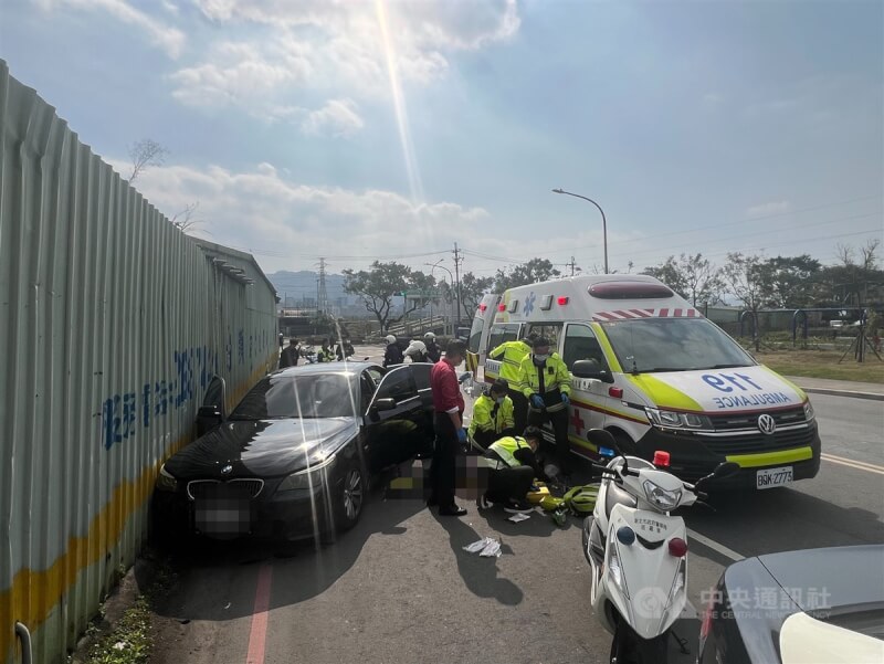 新北市警察局板橋分局員警6日上午發現凌姓男子駕駛懸掛失竊車牌的車子，上前攔檢，凌男拒檢並加速逃逸衝撞，員警追捕時開5槍，凌男身中1槍送醫治療。（翻攝照片）中央社記者王鴻國傳真 114年1月6日