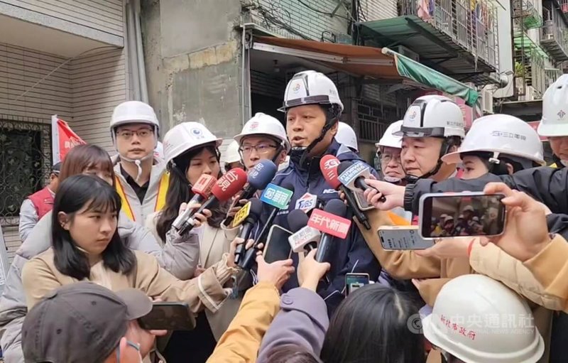 新北市三重區六張街某工地開挖地下室造成鄰宅傾斜龜裂，新北市副市長朱惕之（中）接受媒體聯訪表示，經緊急灌水及回填土方，希望能控制鄰房傾斜的危險，並依建築法對建築公司及營造公司各開罰新台幣9萬元。中央社記者王鴻國攝 114年1月6日