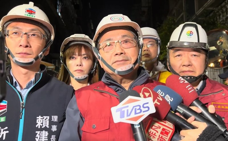 新北市三重區六張街建案損鄰案發生房屋倒塌，市長侯友宜（中）6日晚間視察表示，會擴大緊急疏散範圍，追究業者責任。（工務局提供）中央社記者王鴻國傳真  114年1月6日