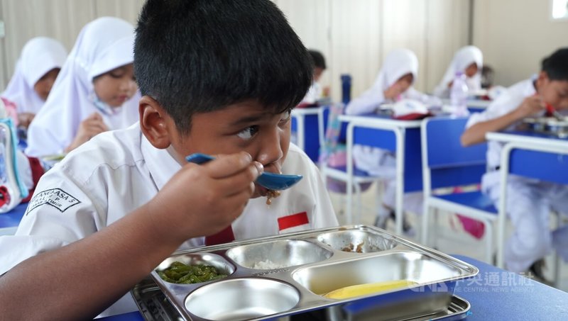 印尼免費營養餐食計畫6日啟動，目的是減緩學童發育遲緩問題。該計畫是總統普拉伯沃的競選承諾之一，預計5年內有逾8200萬人將受惠。中央社記者李宗憲雅加達攝  114年1月6日