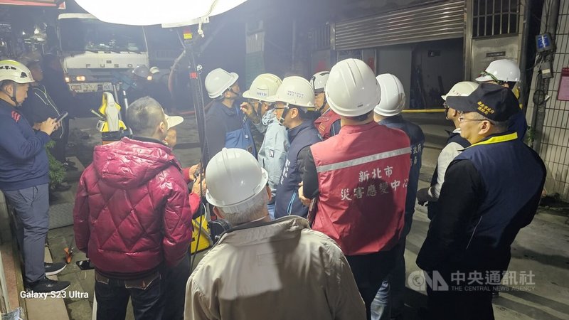 新北市三重區六張街某工地開挖地下室造成鄰房傾斜龜裂，6日新北市府進行灌水及灌漿等緊急應變，但仍擋不住鄰房持續傾斜，擔心將倒塌釀更大災害，市府緊急會商屋主連夜開拆3、4樓。中央社記者王鴻國攝 114年1月6日