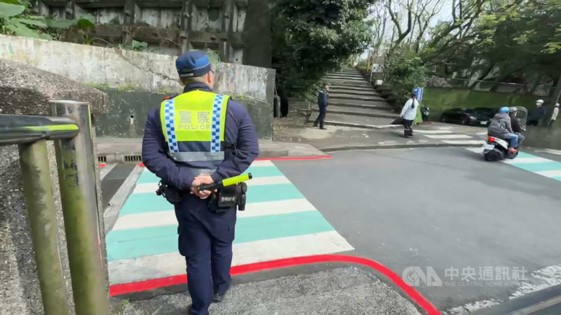 基隆市1名國中女學生日前補習下課後，返家行經建德國小後門階梯時，突遭林姓男子從後方以手肘勾脖子，幸女學生及時掙脫逃離現場，警方除將林男函送法辦，6日也在校園側門定點守望。中央社記者王朝鈺攝  114年1月6日