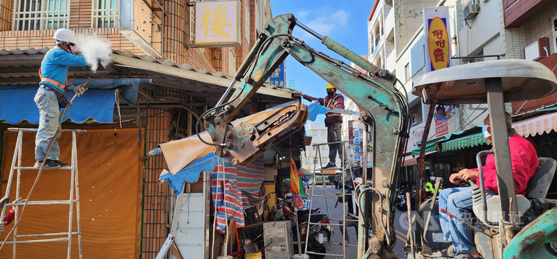 澎湖縣馬公市北辰市場西側商家占用騎樓與搭建遮陽棚等違建，澎湖縣政府6日下午進行拆除。中央社  114年1月6日