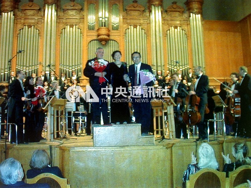 俄羅斯聯邦交響樂團在莫斯科柴可夫斯基音樂學院音樂廳演奏台灣作曲家蕭泰然作品「1947年序曲」,這是台灣音樂家作品第一次在這座有俄羅斯音樂聖殿美譽的音樂廳演出,演出後蕭泰然(右邊戴眼鏡者)出場向觀眾致意。中央社記者張弘光攝 89年4月6日