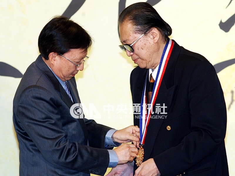 行政院長劉兆玄出席行政院文化獎頒獎典禮,頒發「文化獎章」給享譽國際樂壇的蕭泰然博士(右)。
