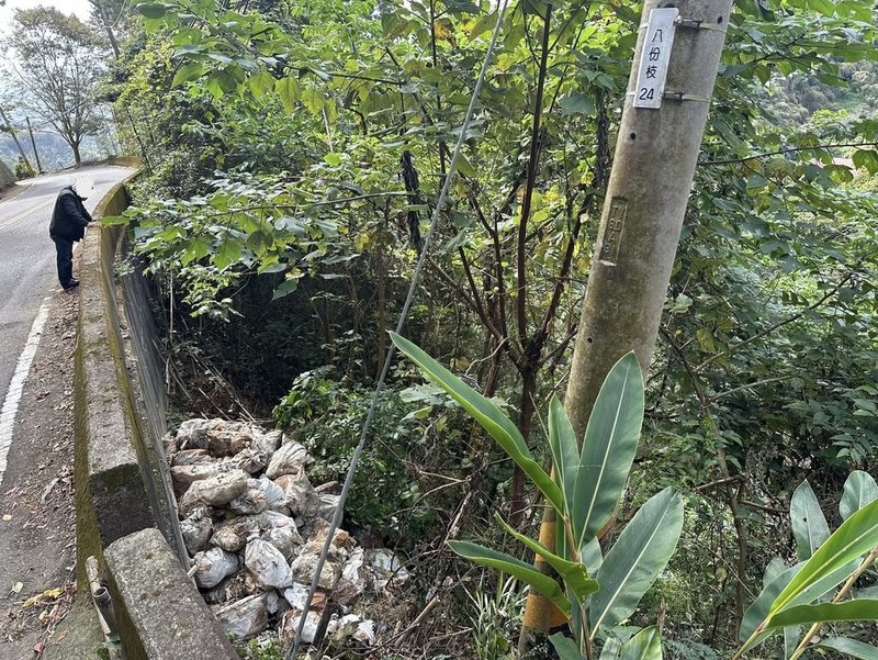 苗栗縣道130線是縣內著名風景線，其中大湖薑麻園有苗栗「雲海秘境」之稱，日前遭人濫倒廢棄物，經民眾發現通報，警方當場逮捕3名涉案男子，依違反廢棄物清理法送辦。（警方提供）中央社記者管瑞平傳真  114年1月7日