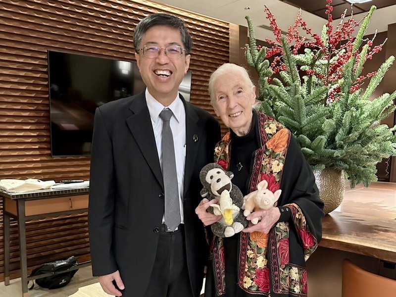 唐獎2020年永續發展獎得主珍古德（Jane Goodall）4日獲得美國總統拜登（Joe Biden）頒發象徵最高平民榮譽的「總統自由獎章」。圖為唐獎教育基金會執行長陳振川（左）日前到新加坡拜會珍古德（右）留影。（唐獎基金會提供）中央社記者陳至中台北傳真 114年1月7日