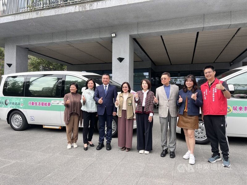 屏東縣政府2年前推動行動生活復能車，結合物理治療人員深入鄉鎮，已服務逾4萬人次。屏東縣長周春米（右4）感謝中洲建設董事長黃啟倫（右3）及印象建設董事長王世賢（左3）各捐贈1輛車及設備，9日起共有7輛車巡迴鄉鎮，讓服務量能再提升。中央社記者李卉婷攝  114年1月7日