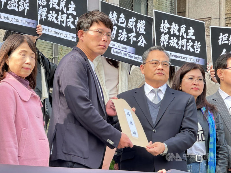 民眾黨7日舉行「綠色威權 司法不公」記者會,黨代理主席黃國昌(左2)指出,綠色黨國體制摧毀司法獨立,邀請司法院代理院長1月11日司法節當天上街頭,司法院由刑事廳廳長李釱任(右2)代表接下邀請函。中央社記者劉世怡攝 114年1月7日