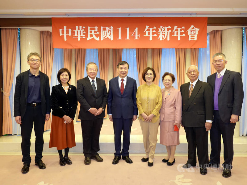 駐日代表李逸洋(左4)7日在職務官邸辦「中華民國114年新年會」,全日本台灣連合會會長趙中正(右1)等僑界、財經各界人士出席,大家互道新年快樂。中央社記者楊明珠東京攝 114年1月7日