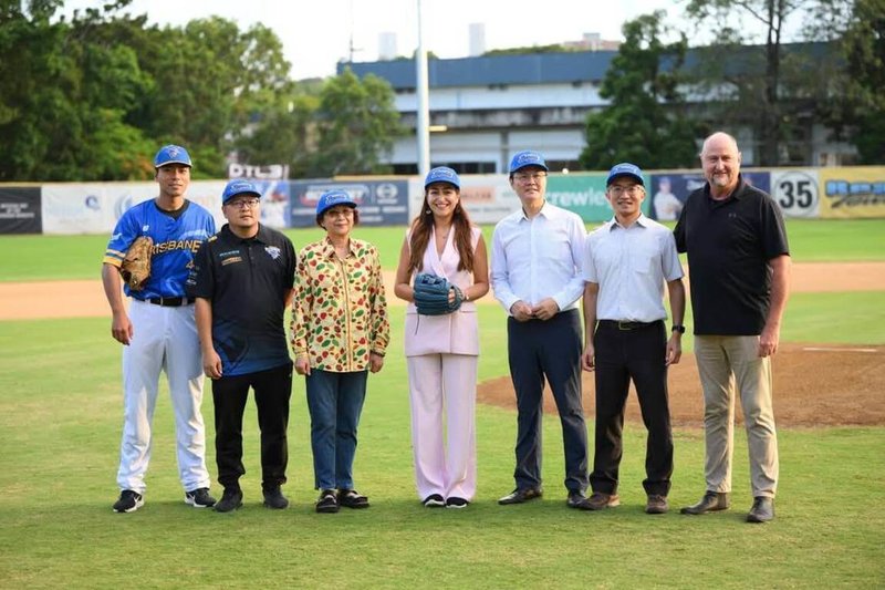 澳洲職棒3日於布里斯本俠盜隊主場舉行開球儀式。右至左為澳洲昆士蘭棒球協會會長諾瑞、昆士蘭台灣中心主任歐陽群、駐布里斯本辦事處長范厚祿、昆士蘭州貿易暨投資處長費裘娜、及僑務委員和球員等。（台灣國際棒球交流發展協會提供）中央社記者楊淳卉雪梨傳真  114年1月7日