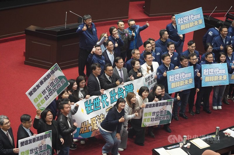 立法院會7日三讀完成壯世代政策與產業發展促進法，朝野立委在議場中合影慶祝。中央社記者徐肇昌攝  114年1月7日