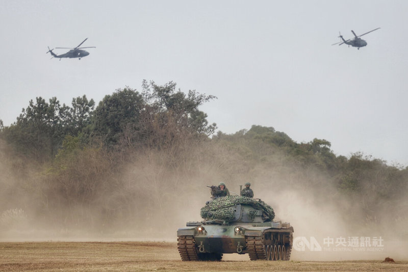 為防範敵軍特攻，陸軍7日在新竹湖口進行實戰化「重要目標應援作戰」演練，圖為CM-11戰車與UH-60M黑鷹直升機協同作戰。中央社記者王飛華攝 114年1月7日