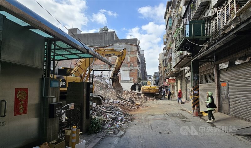 新北市三重區六張街建案基地損鄰事件造成一旁兩棟建物傾斜，其中一棟倒塌，因此，兩棟都連夜拆除，現場已成一片瓦礫。中央社記者王鴻國攝 114年1月7日