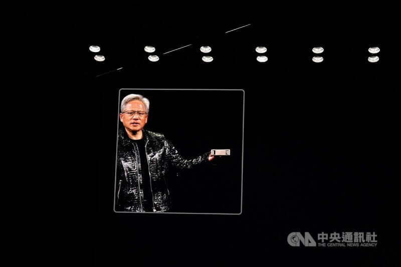 輝達執行長黃仁勳7日在CES宣布可視為迷你DGX系統的Project DIGITS，搭載與聯發科共同開發的GB10超級晶片。中央社記者張欣瑜拉斯維加斯攝 114年1月6日
