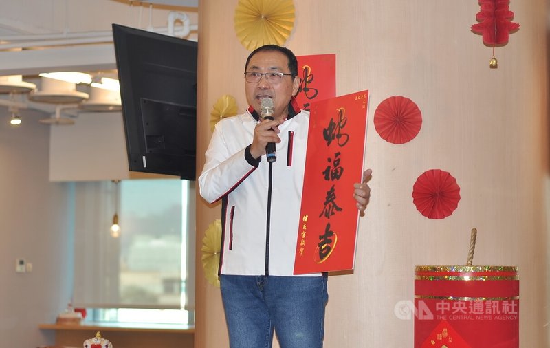 新北市長侯友宜(圖)7日公布新北春聯主軸為「蛇福泰吉」,他表示,除祝福平安吉祥外,也以台語諧音比喻全有賺錢之意,希望用「蛇福泰吉」春聯,祝福大家蛇年萬事如意、平安幸福。中央社記者黃旭昇新北攝 114年1月7日