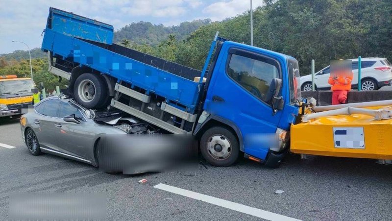 國道1號南下銅鑼路段7日發生3車追撞事故，1輛小貨車先撞擊停在內側車道的施工緩撞車，後方另一輛自小客車疑似未注意車前狀況又不慎追撞，直接將貨車剷起卡在車斗下。（民眾提供）中央社記者管瑞平傳真  114年1月7日