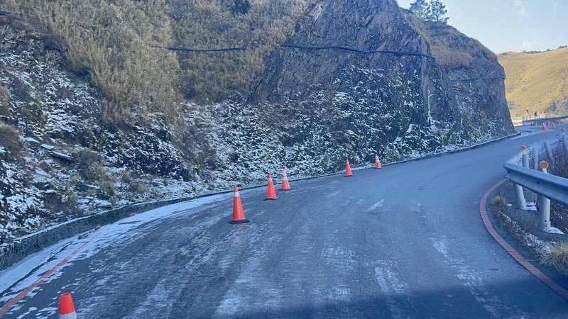 合歡山7日無降雪，但部分背陽路面仍有結冰現象，公路局研判台14甲線高海拔路段夜間有局部路面結冰機率，7日晚間6時至8日上午7時，預警封閉18公里處南投翠峰至41.5公里處花蓮大禹嶺路段。（交通部公路局提供）中央社記者蕭博陽南投縣傳真  114年1月7日