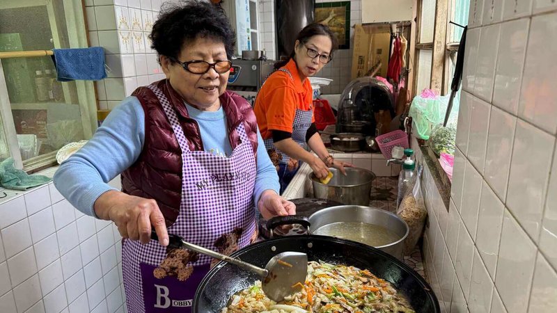 弘道南港社區照顧關懷據點7日提前舉辦圍爐餐，80歲阿嬤李甚（前左）在廚房忙進忙出，擔任辦桌總舖師，多名據點長輩當「水跤」，開席6桌請客，全是親手煮的手路菜。（弘道老人福利基金會提供） 中央社記者陳婕翎傳真  114年1月7日