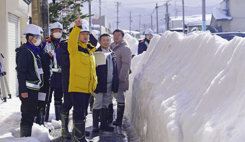 青森縣知事視察弘前市降雪狀況。（共同社）