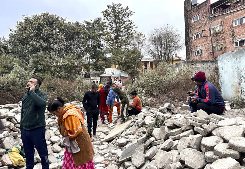 喜馬拉雅地區7日發生強震，尼泊爾加德滿都民眾趕緊逃到屋外。（美聯社）