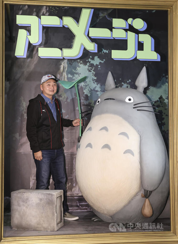 「Animage雜誌和吉卜力展」海外首展8日將在台北華山文創園區登場,綽號「龍貓」的世界12強棒球賽台灣隊總教練曾豪駒(圖)7日出席開展記者會,與撐著荷葉的「龍貓」場景留影。中央社記者鄭清元攝 114年1月7日