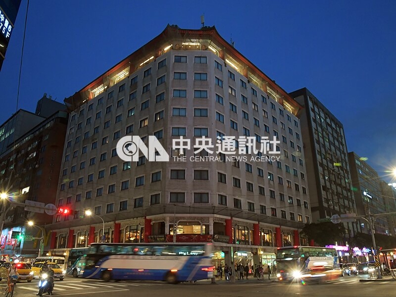 六福客棧是六福集團的「起家厝」,108年3月初遞件申請危老重建計畫,在取得台北市政府核准通過後,預計打造20層樓以上的商用大樓。中央社記者孫仲達攝 108年5月10日
