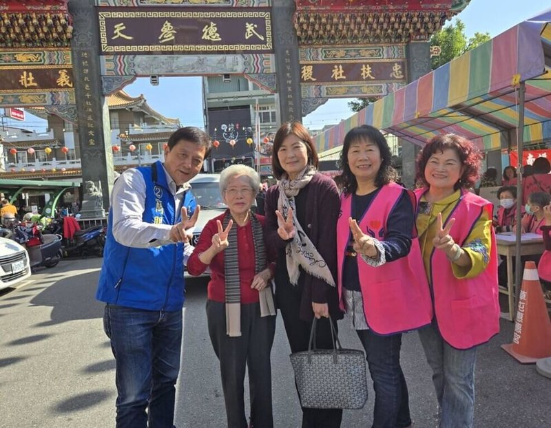 南投縣草屯鎮長補選國民黨候選人簡賜勝(左)7日受愛心團體邀請,至草屯惠德宮出席冬令救濟活動並與民眾合影。(簡賜勝團隊提供)中央社記者蕭博陽南投縣傳真 114年1月7日