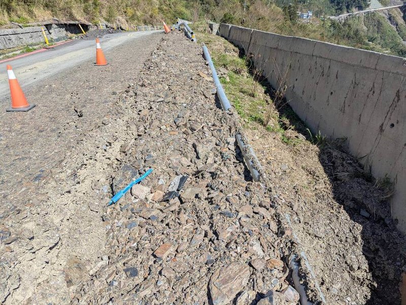 藤枝國家森林遊樂區聯外道路民國113年連續受颱風影響，多處路基流失及發生邊坡落石等情形，後續在同年12月17日完成復建工程發包，並在114年1月5日開工，施工期間將進行動態管制作業。（林業及自然保育署屏東分署提供）中央社記者張已亷傳真  114年1月8日