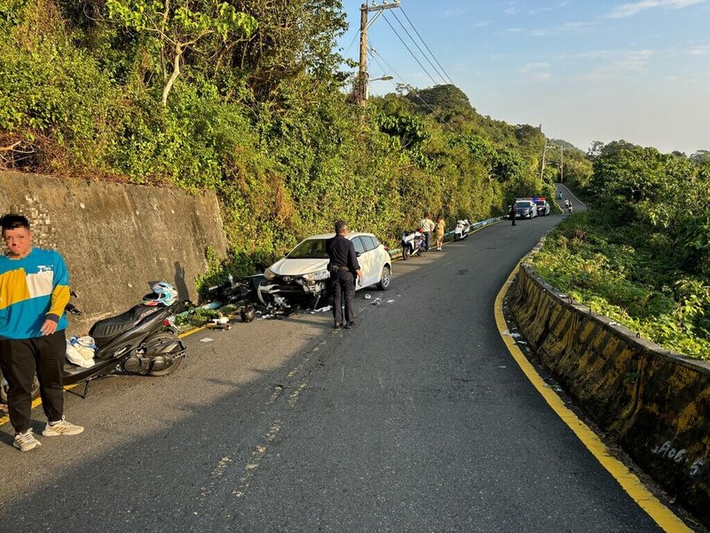 高雄市政府警察局鼓山分局指出，19歲陳姓大學生8日下午騎車由柴山大道下山時，因不明原因於彎道處自摔後滑行至對向車道，遭自上山的小客車撞上，陳男經送醫搶救仍宣告不治。（高市鼓山警分局提供）中央社記者洪學廣傳真  114年1月8日