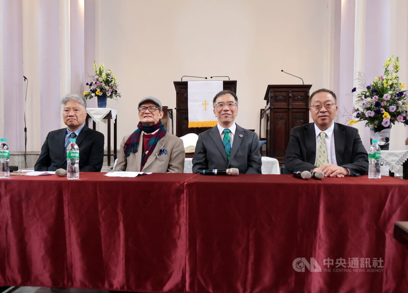 台灣教授協會8日下午在台灣基督長老教會濟南教會大禮拜堂舉辦「從台海區域安全及戰略合作看川普總統第2任期的美台關係與回應」講座。現代學術研究基金會董事許文堂（左起）、前國防部長蔡明憲、台灣教授協會會長陳俐甫、哈德遜研究所中國中心主任余茂春等人與會。中央社記者李雅雯攝  114年1月8日