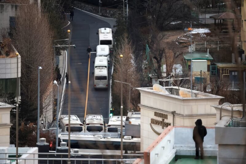 韓國總統官邸入口處8日停放多輛巴士作為障礙物。（路透社）