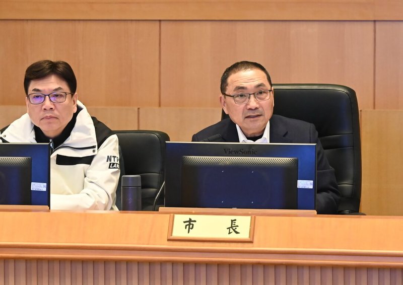 新北市長侯友宜(右)8日主持市政會議,聽取研考會報告財劃法修正後,市府對統籌分配稅款的規畫。侯友宜表示,將走訪基層,座談聽取意見與建設需求,提早做好應變準備。左為副市長劉和然。(新北市府新聞局提供)中央社記者黃旭昇新北市傳真 113年1月8日