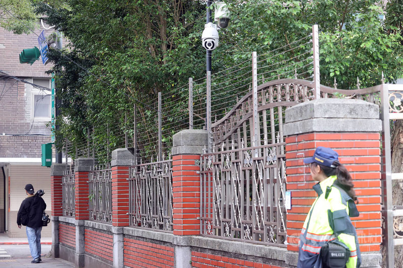 立法院青島東路側圍牆設有鐵絲網,遭外界質疑。立法院總務處長廖炯志8日指出,因年久有些鐵絲網壞了,之前就陸續開始有一些重新施工維修,並非新的措施。中央社記者郭日曉攝 114年1月8日