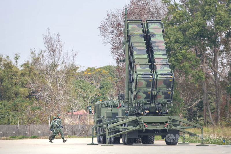 空軍8日在台中清泉崗基地對外展示愛國者防空飛彈系統,圖中發射架裝載為愛國者二型防空飛彈。中央社記者王飛華攝 114日1月8日