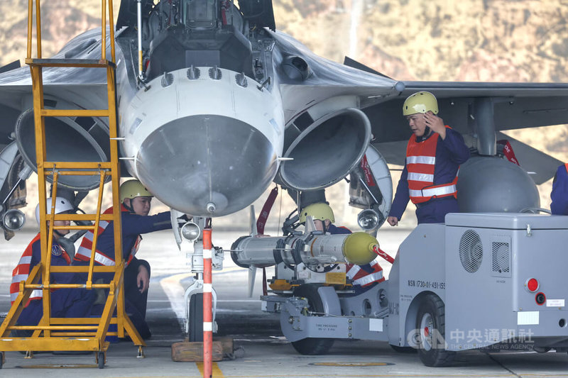 空軍第三戰術戰鬥機聯隊8日在台中清泉崗基地執行IDF經國戰機潛力裝掛作業,圖為地勤人員將天劍二型主動式中程雷達導引空對空飛彈掛載在IDF機腹下方。中央社記者王飛華攝 114年1月8日