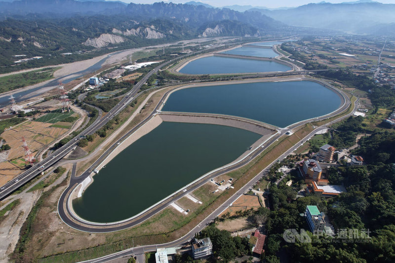 經濟部水利署中區水資源分署在南投縣草屯鎮完成興建鳥嘴潭人工湖,水域面積110公頃,有效蓄水量1450萬公噸,是全國最大人工湖。中水分署8日表示,鳥嘴潭人工湖聯外道路已建置完成,未來開放後將與聯外道路形成路網,有助發展觀光。中央社記者徐肇昌攝 114年1月8日